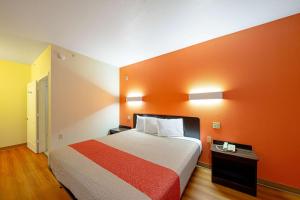 Postel nebo postele na pokoji v ubytování Motel 6-Rhome, TX