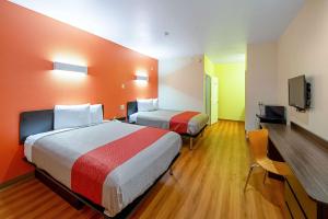 Postel nebo postele na pokoji v ubytování Motel 6-Rhome, TX