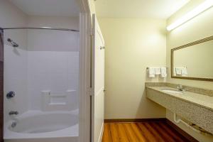 Koupelna v ubytování Motel 6-Rhome, TX