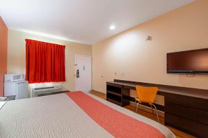 Postel nebo postele na pokoji v ubytování Motel 6-Rhome, TX