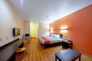 Postel nebo postele na pokoji v ubytování Motel 6-Rhome, TX
