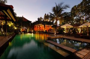 Bazén v ubytování Adi Dharma Hotel Legian nebo v jeho okolí