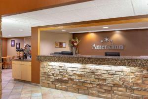 lobby z anantium z kamiennym blatem w obiekcie AmericInn by Wyndham Okoboji w mieście Okoboji