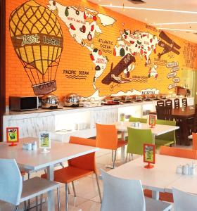 En restaurang eller annat matställe på Zest Airport Jakarta by Swiss-Belhotel International