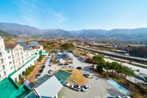 uma vista aérea de um parque de estacionamento numa cidade em The K Jirisan Family Hotel em Gurye