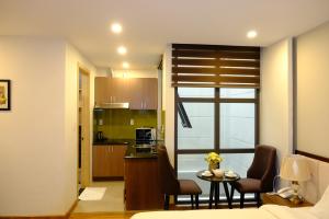 ホーチミン・シティにあるJB Central Apartmentのキッチンとリビングルームのある部屋
