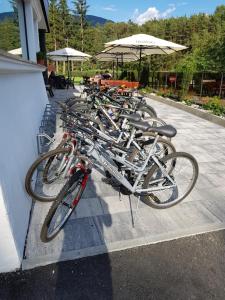 una fila de bicicletas estacionadas al lado de un edificio en B&B Hotel Sonneck, en Naz-Sciaves
