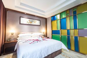 Posteľ alebo postele v izbe v ubytovaní Guangzhou Nan Guo Hotel