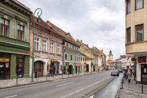 eine leere Straße in einer Stadt mit Gebäuden in der Unterkunft StudioBoutique in Braşov