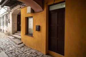 eine Tür an der Seite eines Gebäudes in der Unterkunft StudioBoutique in Braşov + 3 Fotos