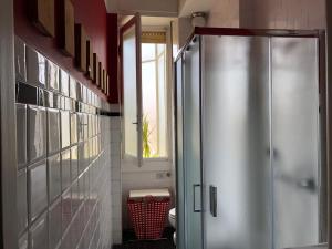 La salle de bains est pourvue d'une douche, de toilettes et d'une fenêtre. dans l'établissement Abchouse Sant'Agostino, à Milan