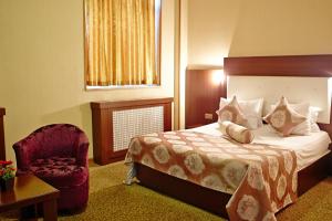 Postel nebo postele na pokoji v ubytování Grand Nakhchivan Hotel