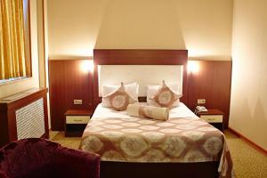 Łóżko lub łóżka w pokoju w obiekcie Grand Nakhchivan Hotel
