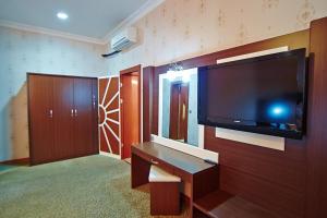 TV a/nebo společenská místnost v ubytování Grand Nakhchivan Hotel