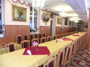 a conference room with a long table with chairs at Dom Wypoczynkowy Admirał in Karpacz