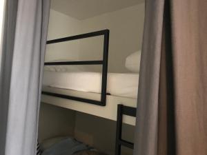 デ・パンネにある50 Zeedijkの二段ベッド付きの部屋の鏡