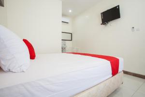 Łóżko lub łóżka w pokoju w obiekcie RedDoorz @ Panglima Sudirman Probolinggo