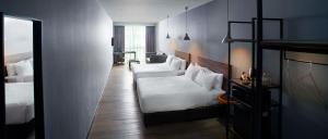 Postel nebo postele na pokoji v ubytování Urban H Hotel