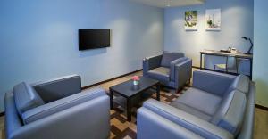 TV a/nebo společenská místnost v ubytování Urban H Hotel