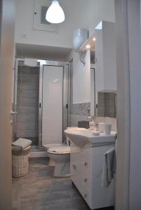uma casa de banho com 2 lavatórios, um WC e um chuveiro em Fronte mare siculiana marina em Siculiana Marina