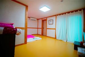 um quarto com 2 beliches e uma janela em Hanok Dream em Jeonju