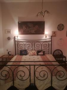 1 dormitorio con 1 cama grande en una habitación en Violetta apartmanlakás, en Hévíz