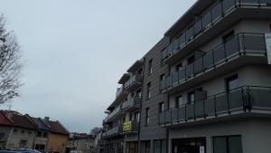 een gebouw met balkons aan de zijkant bij Apartament Stara Gazownia in Zielona Góra