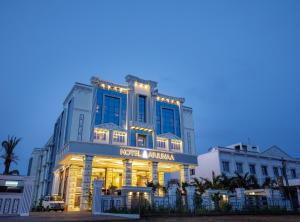 un hôtel avec des lumières à l'avant dans l'établissement Hotel ARJUNAA, à Rameswaram