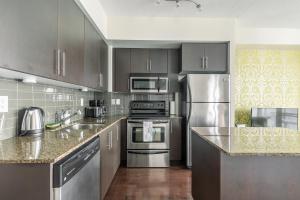 A cozinha ou cozinha compacta de GLOBALSTAY Maple Leaf Square