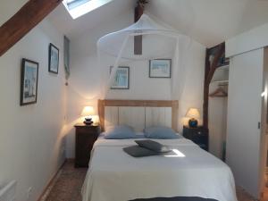 um quarto com uma grande cama branca e 2 candeeiros em Chambres d'hôtes du Parc d'Espagne em Pessac