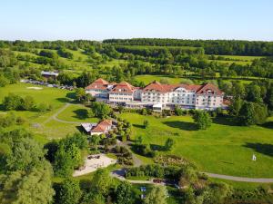韦斯特尔堡Golf- und Sporthotel Wiesensee的享有度假村的空中景致,设有一座大型建筑