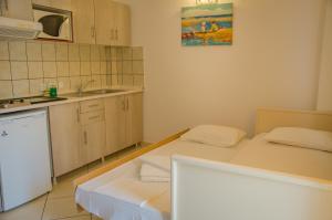 スカラ・ポタミアスにあるErics Apartmentの小さなキッチン(ベッド2台、シンク付)