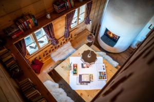 an overhead view of a living room with a fireplace at Almdorf Seinerzeit in Patergassen