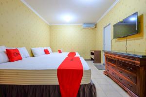 A bed or beds in a room at RedDoorz @ Jalan Setiabudi Semarang