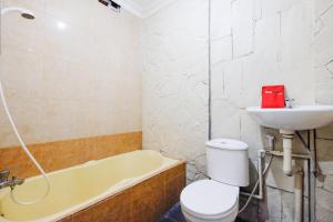 A bathroom at RedDoorz @ Jalan Setiabudi Semarang