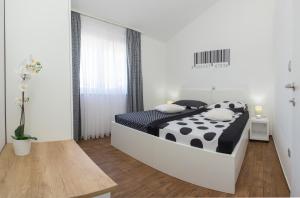 Postel nebo postele na pokoji v ubytování Villa Kata Razanj