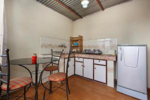 una cucina con tavolo e frigorifero di Pacific Guest House a Kathmandu Altre 14 foto