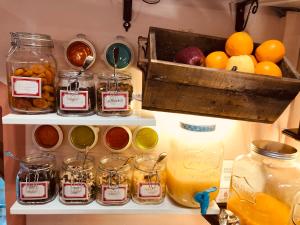 um frigorífico cheio de frascos de alimentos e frutas em Hotel Trattoria Pallotta em Assis