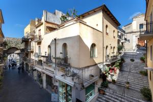 einen Blick über ein Gebäude in einer Stadt mit Treppen in der Unterkunft Le Moresche - NICA apartment in Taormina