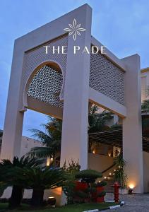 un bâtiment avec un panneau qui lit le palais dans l'établissement The Pade Hotel, à Banda Aceh