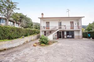 Casa bianca con balcone e cortile di Casa Malva a Portoferraio