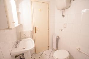 un bagno bianco con un water e un lavandino di Casa Malva a Portoferraio Altre 29 foto