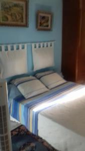 1 cama con 2 almohadas en una habitación en Residence Privée, en Niza