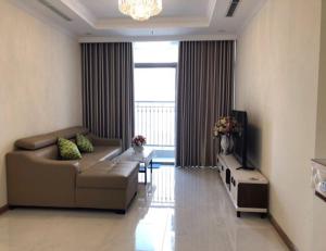 ein Wohnzimmer mit einem Sofa und einem Tisch in der Unterkunft Capitalland's Service Apartment Park 5 Vinhomes in Ho-Chi-Minh-Stadt