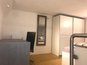リュッセルスハイムにあるHolidayapartment Rüsselsheimのデスク、鏡、ベッドが備わる客室です。