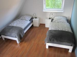 a bedroom with two beds and a window at Haus Ihlkatenweg in Kiel