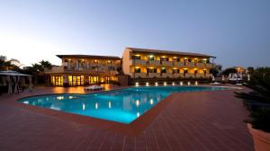 una grande piscina di fronte a un edificio di Baia Di Ulisse Wellness & Spa a San Leone