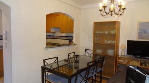 une salle à manger avec une table et des chaises en verre dans l'établissement Apartment Begoña, à Dénia
