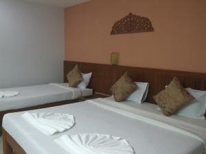 Postel nebo postele na pokoji v ubytování Butnamtong Hotel