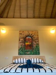 Un pat sau paturi într-o cameră la Lazy Inn Kuta Lombok